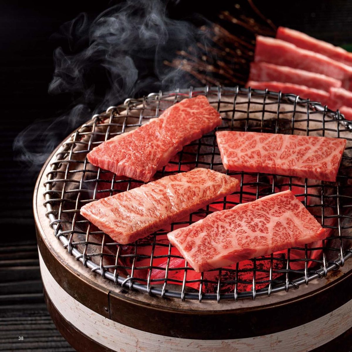 和牛炭火焼肉(網焼き湯気立ち)